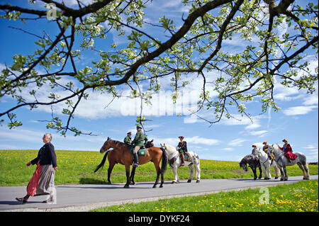 Traunstein, Deutschland. 21. April 2014. Menschen besuchen die traditionelle St. George-Fahrt durch die Stadt Traunstein, Deutschland, 21. April 2014. Die Oster-Fahrt findet zu Ehren des Heiligen Georg, dem Schutzpatron der Fahrer, Feldarbeiter, Feuerwehr, Pfadfinder und Soldaten. Foto: NICOLAS ARMER/Dpa/Alamy Live News Stockfoto