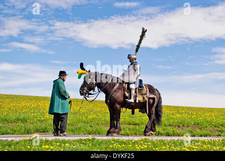 Traunstein, Deutschland. 21. April 2014. Menschen besuchen die traditionelle St. George-Fahrt durch die Stadt Traunstein, Deutschland, 21. April 2014. Die Oster-Fahrt findet zu Ehren des Heiligen Georg, dem Schutzpatron der Fahrer, Feldarbeiter, Feuerwehr, Pfadfinder und Soldaten. Foto: NICOLAS ARMER/Dpa/Alamy Live News Stockfoto