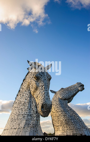 Die Kelpies, ein 300 Tonnen, 30 Meter hohen Roß Kopf Skulptur des Künstlers Andy Scott. Die Helix Park, Falkirk, Schottland, UK Stockfoto