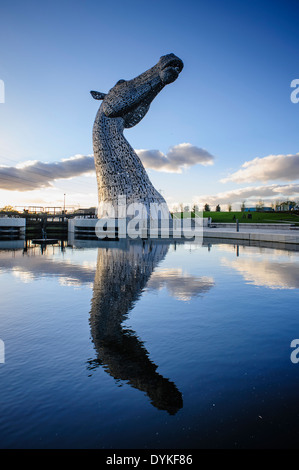 Die Kelpies, ein 300 Tonnen, 30 Meter hohen Roß Kopf Skulptur des Künstlers Andy Scott. Die Helix Park, Falkirk, Schottland, UK Stockfoto