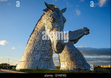 Die Kelpies, ein 300 Tonnen, 30 Meter hohen Roß Kopf Skulptur des Künstlers Andy Scott. Die Helix Park, Falkirk, Schottland, UK Stockfoto