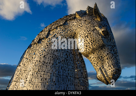 Die Kelpies, ein 300 Tonnen, 30 Meter hohen Roß Kopf Skulptur des Künstlers Andy Scott. Die Helix Park, Falkirk, Schottland, UK Stockfoto