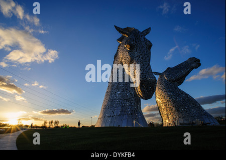 Die Kelpies, ein 300 Tonnen, 30 Meter hohen Roß Kopf Skulptur des Künstlers Andy Scott. Die Helix Park, Falkirk, Schottland, UK Stockfoto