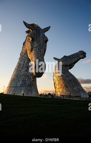 Die Kelpies, ein 300 Tonnen, 30 Meter hohen Roß Kopf Skulptur des Künstlers Andy Scott. Die Helix Park, Falkirk, Schottland, UK Stockfoto