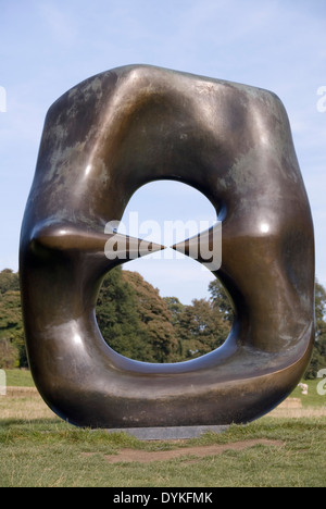 Oval mit Punkten von Henry Moore, Yorkshire Sculpture Park, YSP, UK 2012: bronze-Skulptur im Garten des Anwesens Bretton Hall Stockfoto