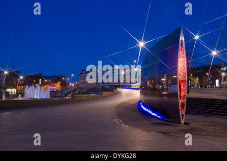 Die Schneide, Garbe Square, Sheffield UK 30. April 2013: Si angewendet Stahl Klinge Skulptur am Bahnhof Sheffield leuchtet rot Stockfoto