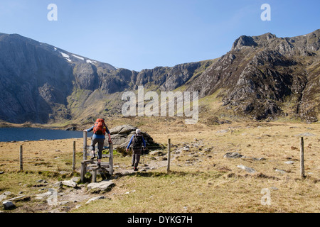 Zwei Wanderer im Cwm Idwal mit Blick auf die Küche des Teufels in Glyderau Berge von Snowdonia National Park Ogwen North Wales UK Stockfoto