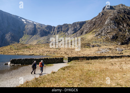 Zwei Wanderer im Cwm Idwal mit Blick auf die Küche des Teufels in Glyderau Berge von Snowdonia National Park (Eryri) Ogwen North Wales UK Stockfoto