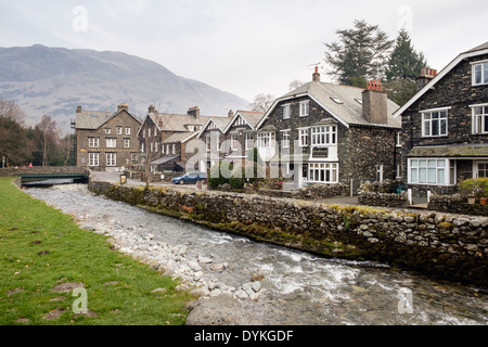 Pensionen in Glenridding Beck im Dorfzentrum im Lake District National Park. Glenridding Patterdale Cumbria England UK Stockfoto