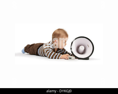 Baby spielt mit Megaphon Lautsprecher laut Stockfoto