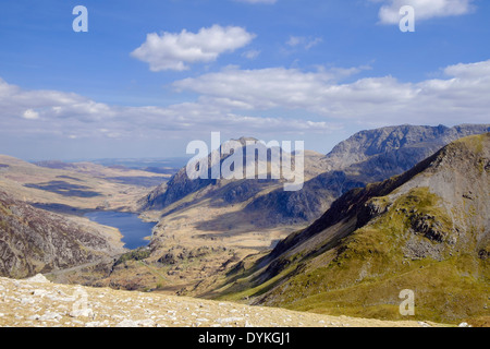 Blick auf Ogwen Valley und Tryfan Glyderau von foel Goch in den Bergen von Snowdonia National Park (Eryri), Ogwen, Gwynedd, Wales, Großbritannien Stockfoto