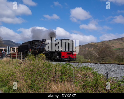 Dampflokomotive NG/G16 No. 87 Welsh Highland Railway Beddgelert Gwynedd North Wales fährt durch den Eryri Snowdonia Nationalpark spektakuläre Landschaft Stockfoto