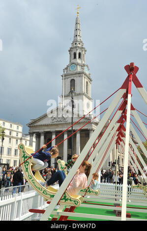 Trafalgar Square, London, UK. 21. April 2014. Kinder spielen am Festplatz Schaukeln vor der Kirche St Martins auf dem Trafalgar Square an der jährlichen Festtag. Bildnachweis: Matthew Chattle/Alamy Live-Nachrichten Stockfoto