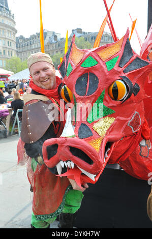 Trafalgar Square, London, UK. 21. April 2014. Der Drache und seine Handler auf dem Trafalgar Square an der jährlichen Festtag. Bildnachweis: Matthew Chattle/Alamy Live-Nachrichten Stockfoto