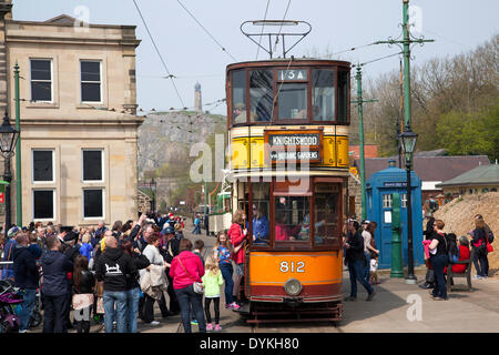 Crich, Derbyshire, UK. 21. April 2014. Familien genießen die Frühlingssonne Crich Tramway Village auf Ostern Bank Holiday Montag. Mark Richardson / Alamy Live News, Stockfoto