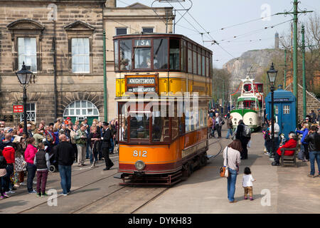 Crich, Derbyshire, UK. 21. April 2014. Familien genießen die Frühlingssonne Crich Tramway Museum auf Ostern Feiertag Montag. Mark Richardson / Alamy Live News. Stockfoto