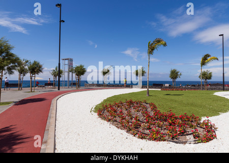 Der Steg und die Gärten des Strandes Playa de Jaquita in Alcala, Teneriffa, Kanarische Inseln, Spanien. Stockfoto