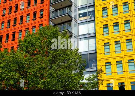 London, England, UK. Zentrale; St Giles - Bürogebäude/Restaurants (Renzo Piano) in St Giles High Street, Camden. Stockfoto