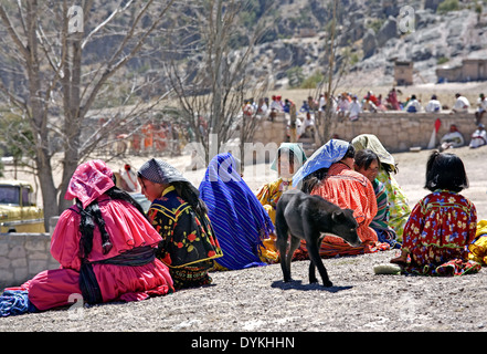 Tarahumara junge Frauen warten auf den Beginn der Osterfeierlichkeiten statt in einem Dorf in der Sierra Tarahumara, Mexiko. Stockfoto