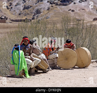 Young-Tarahumara-Indianer warten auf den Beginn der Osterfeierlichkeiten statt in einem Dorf in der Sierra Tarahumara, Mexiko. Stockfoto