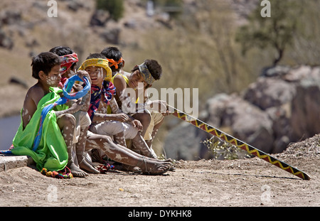 Young-Tarahumara-Indianer warten auf den Beginn der Osterfeierlichkeiten statt in einem Dorf in der Sierra Tarahumara, Mexiko. Stockfoto