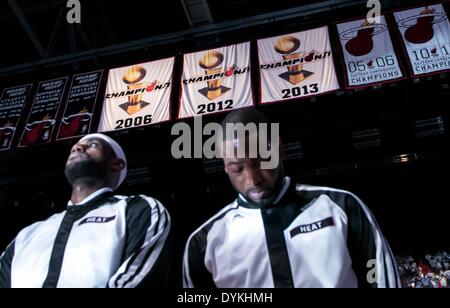 Miami, Florida, USA. 20. April 2014. Miami Heat forward LeBron James (6) und Guard Dwyane Wade (3) während der Nationalhymne als die Hitze beginnen die Playoffs bei AmericanAirlines Arena in Miami, Florida am 20. April 2014. © Allen Eyestone/Palm Beach Post/ZUMAPRESS.com/Alamy Live-Nachrichten Stockfoto