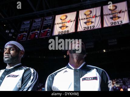 Miami, Florida, USA. 20. April 2014. Miami Heat forward LeBron James (6) und Guard Dwyane Wade (3) während der Nationalhymne als die Hitze beginnen die Playoffs bei AmericanAirlines Arena in Miami, Florida am 20. April 2014. © Allen Eyestone/Palm Beach Post/ZUMAPRESS.com/Alamy Live-Nachrichten Stockfoto