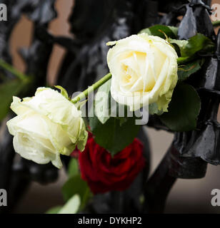 London, UK. 21. April 2014. Besucher zahlen Tribut zu William Shakespeare, englischer Dichter, Dramatiker und Schauspieler verlassen eine Rose vor den Toren des Globe Theatre während der Feierlichkeiten von Shakespeares 450. Geburtstag London, UK am Montag, 21. April 2014 Credit: Cecilia Colussi/Alamy Live News Stockfoto