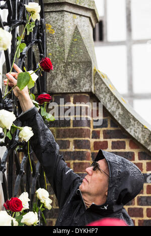 London, UK. 21. April 2014. Besucher zahlen Tribut zu William Shakespeare, englischer Dichter, Dramatiker und Schauspieler verlassen eine Rose vor den Toren des Globe Theatre während der Feierlichkeiten von Shakespeares 450. Geburtstag London, UK am Montag, 21. April 2014 Credit: Cecilia Colussi/Alamy Live News Stockfoto