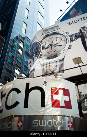 Plakatwände & Gebäuden helle Lichter, Werbung für Swatch-Uhren im Times Square New York City Stockfoto