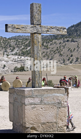 Tehuerichi - Mexiko. Teilnehmer an einer Zeremonie gehalten, um Ostern in Tehuerichi, einem Dorf in der Sierra Tarahumara zu feiern. Stockfoto