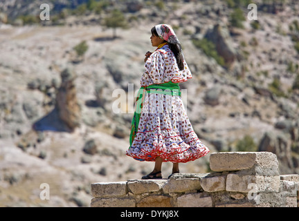 Tehuerichi - Mexiko. Teilnehmer an einer Zeremonie gehalten, um Ostern in Tehuerichi, einem Dorf in der Sierra Tarahumara zu feiern. Stockfoto