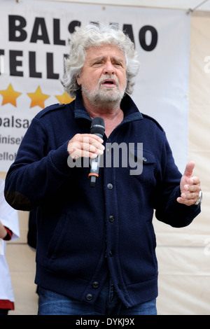 Beppe Grillo während einer politischen Sitzung in einem Quadrat (fünf Sterne). Stockfoto