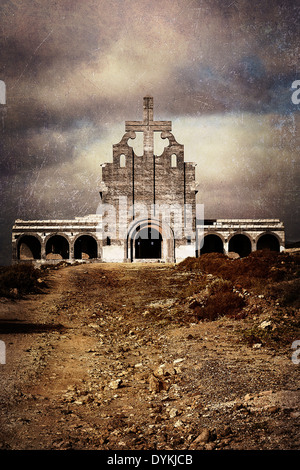 Verlassene verfallene alte Kirche vorne mit konkreten Kreuz, Scratch Ebene in Photoshop hinzugefügt. Original DYKJ68 Stockfoto