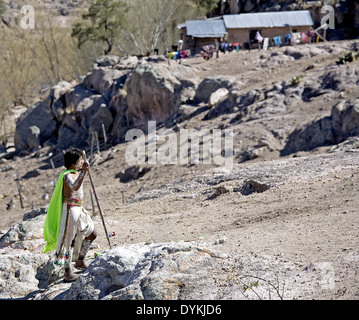 Tehuerichi - Mexiko. Teilnehmer an einer Zeremonie gehalten, um Ostern in Tehuerichi, einem Dorf in der Sierra Tarahumara zu feiern. Stockfoto