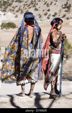 Tehuerichi - Mexiko. Teilnehmer an einer Zeremonie gehalten, um Ostern in Tehuerichi, einem Dorf in der Sierra Tarahumara zu feiern. Stockfoto