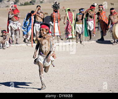 Tehuerichi - Mexiko. Teilnehmer an einer Zeremonie gehalten, um Ostern in Tehuerichi, einem Dorf in der Sierra Tarahumara zu feiern. Stockfoto