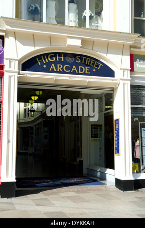 Eingang zur High Street Arcade, Cardiff, Südwales. Stockfoto