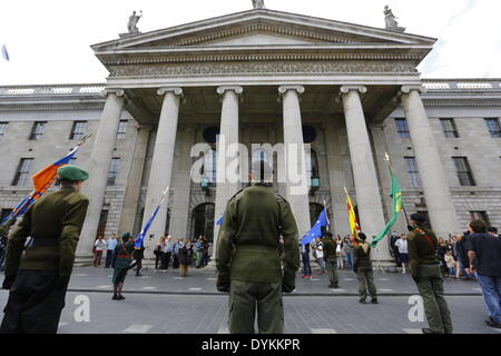 Dublin, Irland. 21. April 2014. Die Republican Sinn Féin Farbe Partei stehen außerhalb der General Post Office (GPO) eines der wichtigsten Stätten der Osteraufstand von 1916. Republican Sinn Féin statt eine Gedenkfeier zum 98. Jahrestag der Osteraufstand von 1916. Die Partei-Anhänger und eine Farbe Party marschierten aus dem Garden of Remembrance, das General Post Office (GPO) für eine Rallye. Bildnachweis: Michael Debets/Alamy Live-Nachrichten Stockfoto