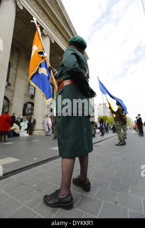 Dublin, Irland. 21. April 2014. Ein Mitglied der Cumann Na mBan Farbe Partei steht vor der das General Post Office (GPO) eines der wichtigsten Stätten der Osteraufstand von 1916. Republican Sinn Féin statt eine Gedenkfeier zum 98. Jahrestag der Osteraufstand von 1916. Die Partei-Anhänger und eine Farbe Party marschierten aus dem Garden of Remembrance, das General Post Office (GPO) für eine Rallye. Bildnachweis: Michael Debets/Alamy Live-Nachrichten Stockfoto