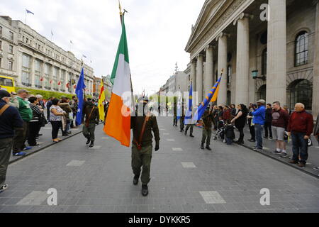 Dublin, Irland. 21. April 2014. Die Republican Sinn Féin Farbe Partei marschiert vorbei die General Post Office (GPO) eines der wichtigsten Sehenswürdigkeiten von Ostern steigen von 1916. Republican Sinn Féin statt eine Gedenkfeier zum 98. Jahrestag der Osteraufstand von 1916. Die Partei-Anhänger und eine Farbe Party marschierten aus dem Garden of Remembrance, das General Post Office (GPO) für eine Rallye. Bildnachweis: Michael Debets/Alamy Live-Nachrichten Stockfoto