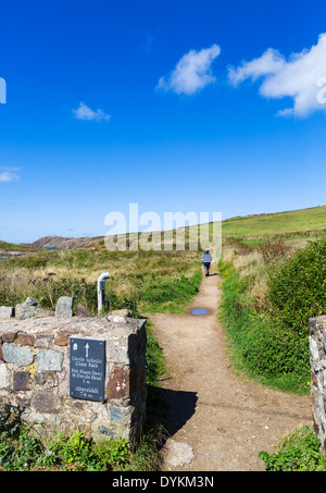 Walker auf der Pembrokeshire Coast Path Whitesands Beach in der Nähe von St Davids, Pembrokeshire, Wales, UK Stockfoto