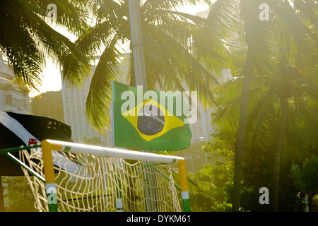 Einheimischen Fußball spielen auf Strand Flamengo Rio De Janeiro Brasilien 2014 Stockfoto