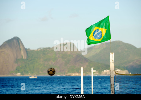 Einheimischen Fußball spielen auf Strand Flamengo Rio De Janeiro Brasilien 2014 Stockfoto