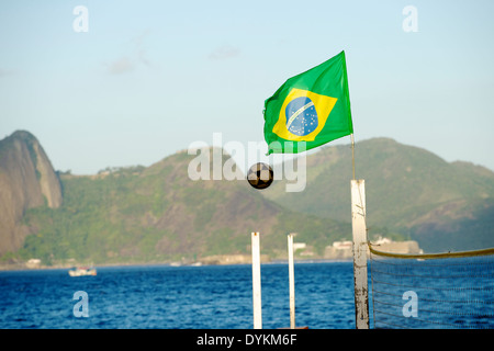 Einheimischen Fußball spielen auf Strand Flamengo Rio De Janeiro Brasilien 2014 Stockfoto