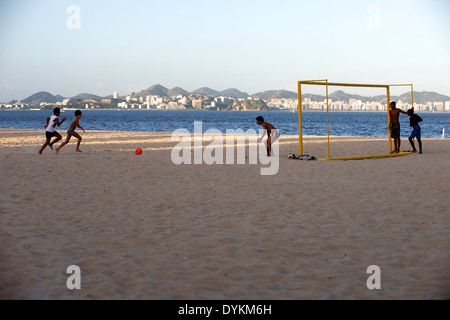 Einheimischen Fußball spielen auf Strand Flamengo Rio De Janeiro Brasilien 2014 Stockfoto