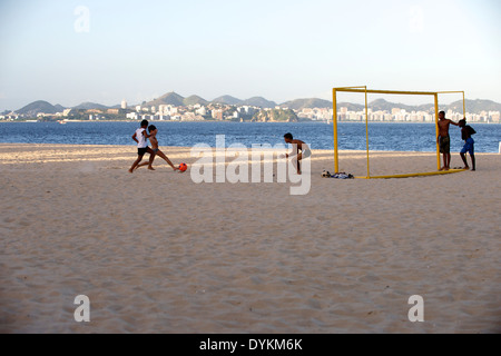 Einheimischen Fußball spielen auf Strand Flamengo Rio De Janeiro Brasilien 2014 Stockfoto