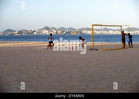 Einheimischen Fußball spielen auf Strand Flamengo Rio De Janeiro Brasilien 2014 Stockfoto