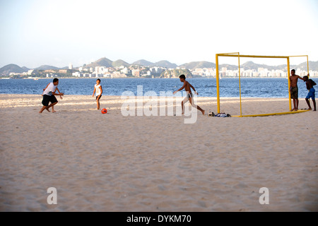 Einheimischen Fußball spielen auf Strand Flamengo Rio De Janeiro Brasilien 2014 Stockfoto