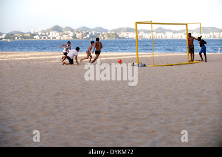 Einheimischen Fußball spielen auf Strand Flamengo Rio De Janeiro Brasilien 2014 Stockfoto